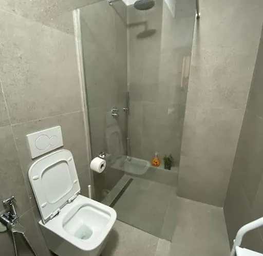 Mimosa's With Lovely Balcony Tirana